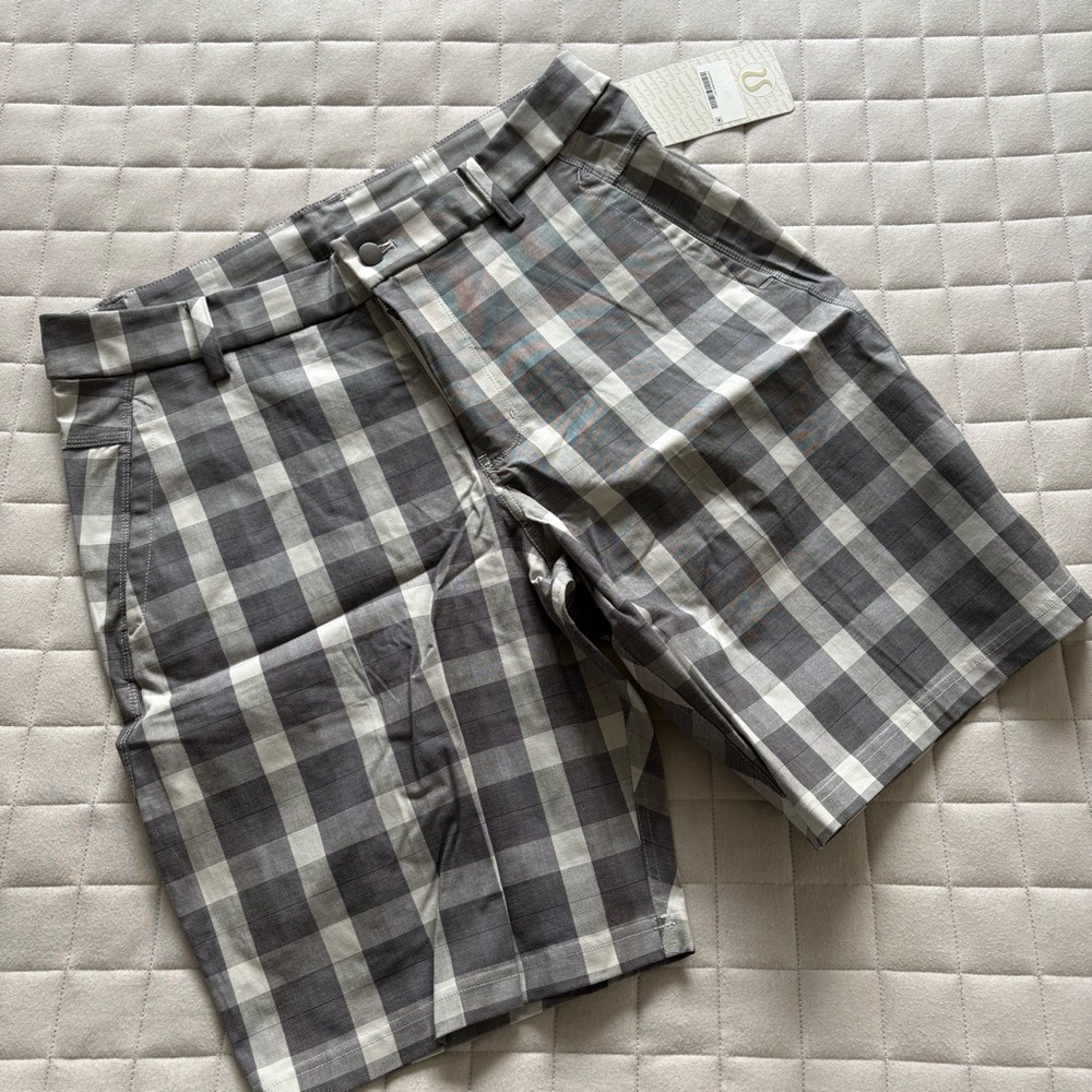 Lululemon Athletica Men’s Kahuna Golf Short 2. Gray and White Checkered